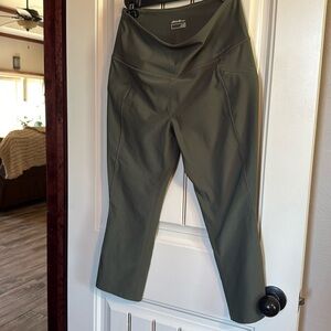 Eddie Bauer Classic Cammo Green Cropped Leggins in Like New Condition.